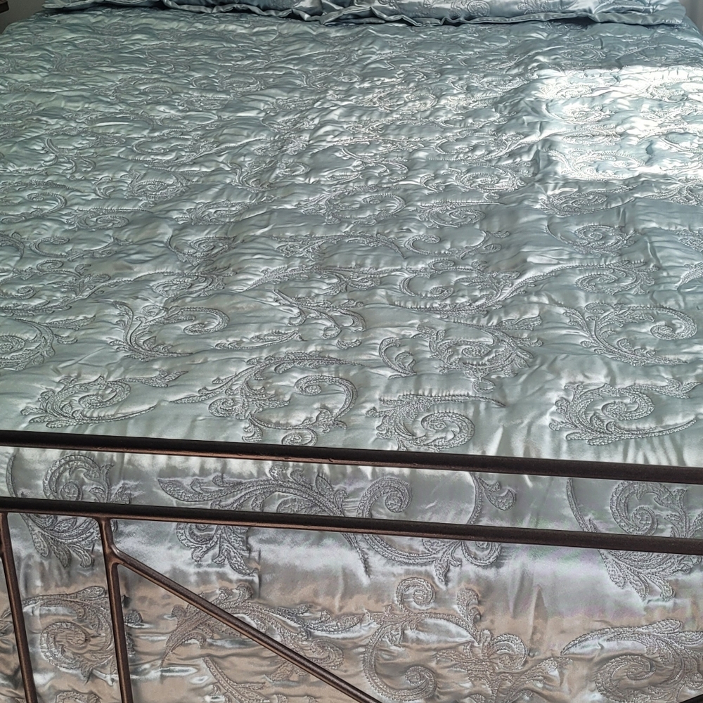 Queen bed quilt & shams